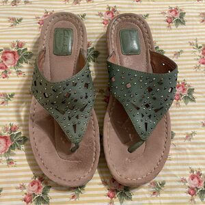 Clarks Women Artisan Green Thong Leather Embellished Slip On Sandals Sz …